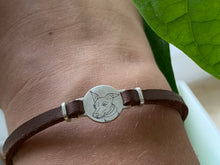 Laden Sie das Bild in den Galerie-Viewer, Lederarmband mit Tierportrait